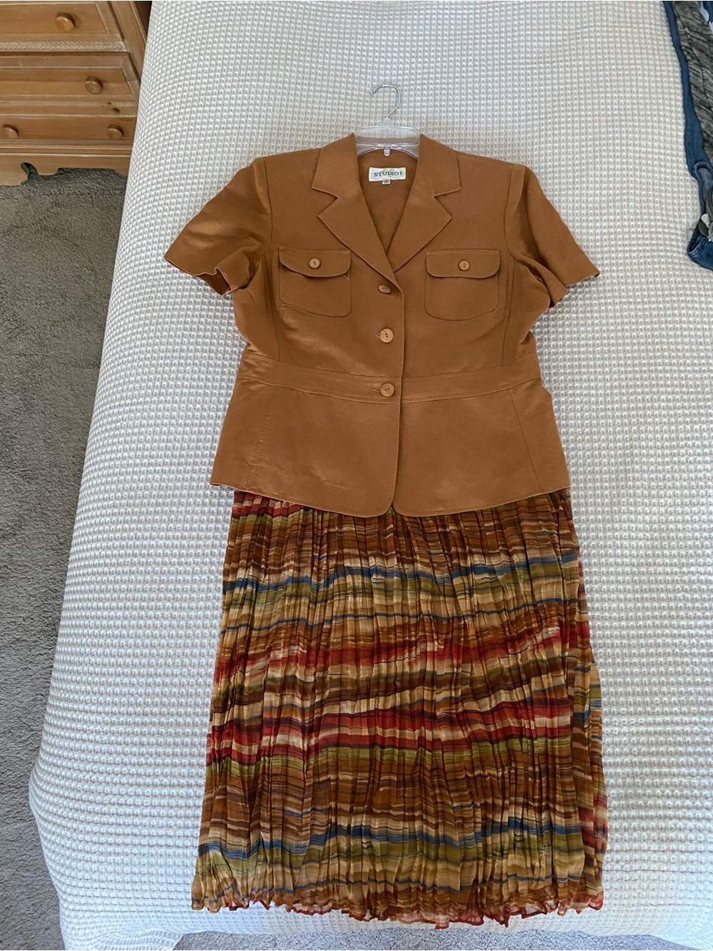 Studio I Brown Short-Sleeve Jacket with Multicolor Pleated Midi Skirt